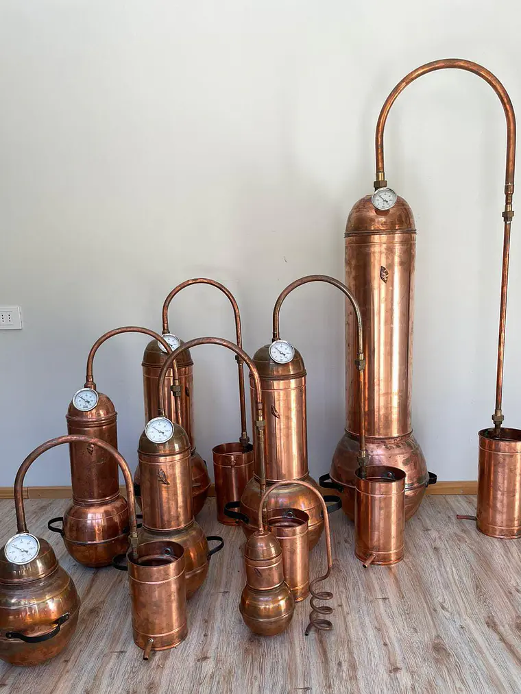 Alambique o destilador de cobre para aceites esenciales de 5, 10, 15, 30,50 y 100 litros.  2