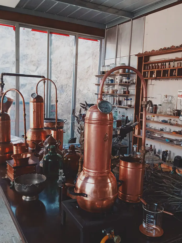 Alambique o destilador de cobre para aceites esenciales de 5, 10, 15, 30,50 y 100 litros.  3