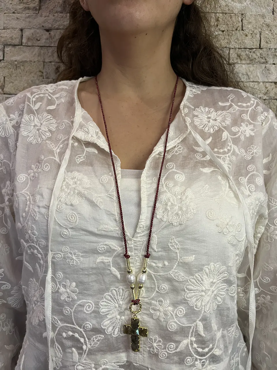 Collar de hilo y cruz de piedra rojo  1