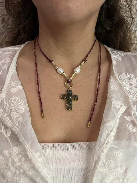 Collar de hilo y cruz de piedra rojo 