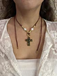 Collar de hilo y cruz de piedra rojo  - Miniatura 2