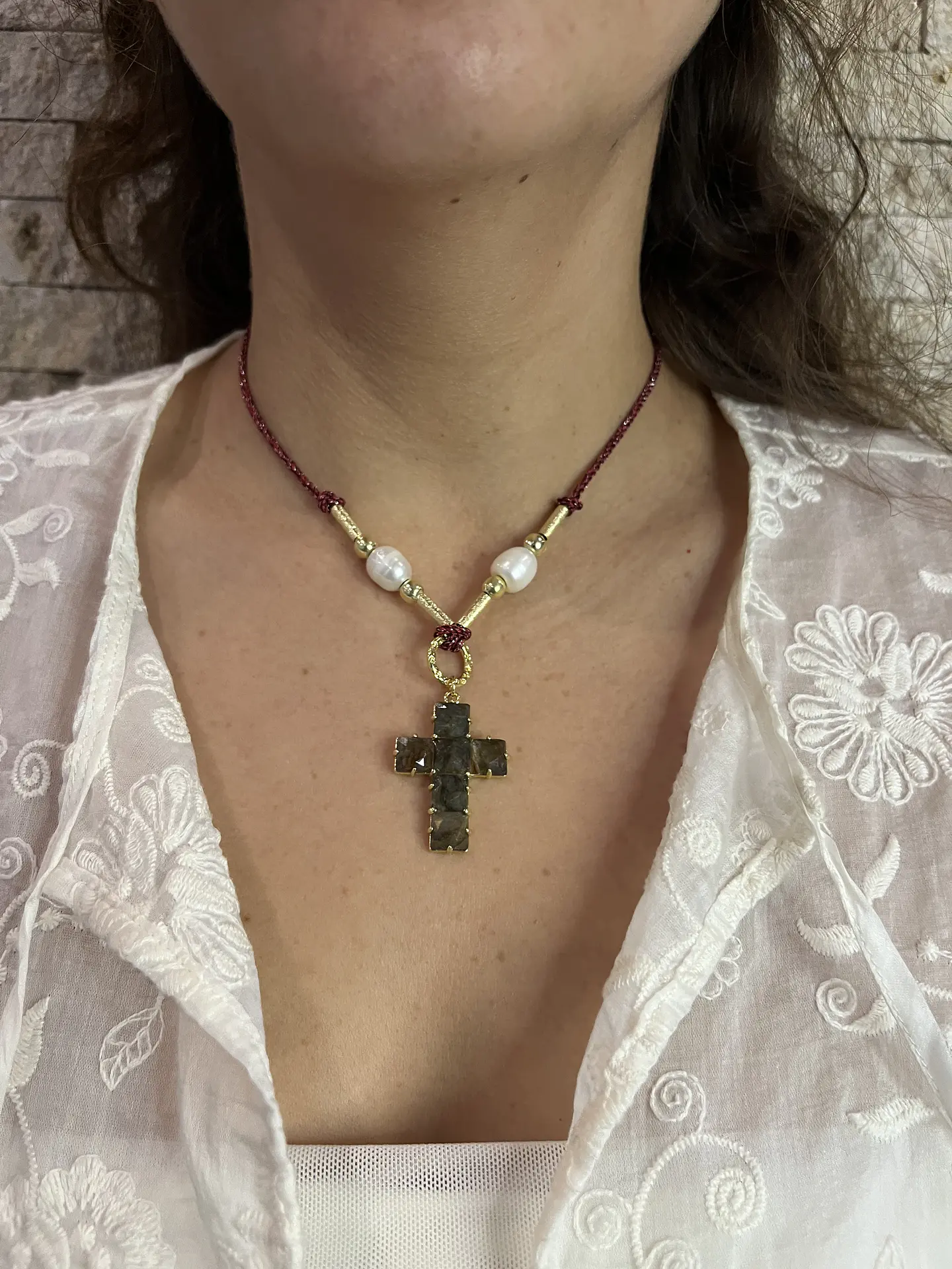 Collar de hilo y cruz de piedra rojo  3