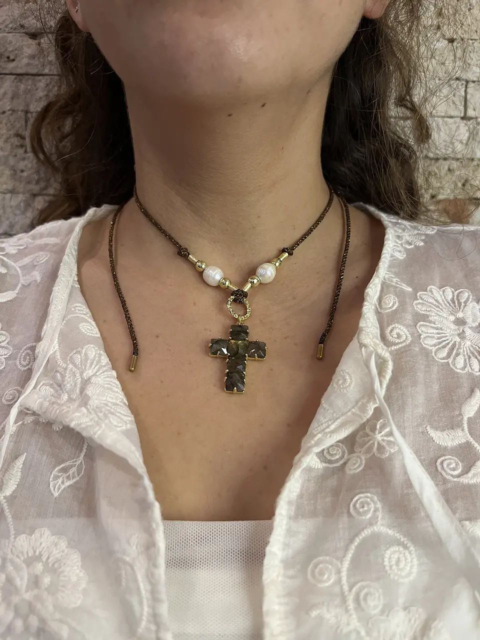 Collar de hilo y cruz de piedra cafe 1