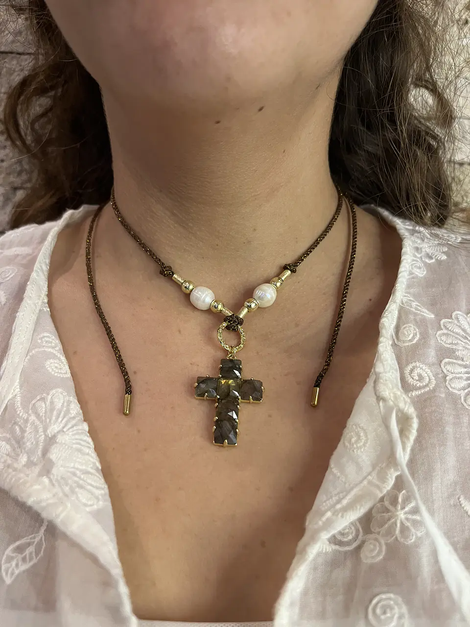 Collar de hilo y cruz de piedra cafe 2