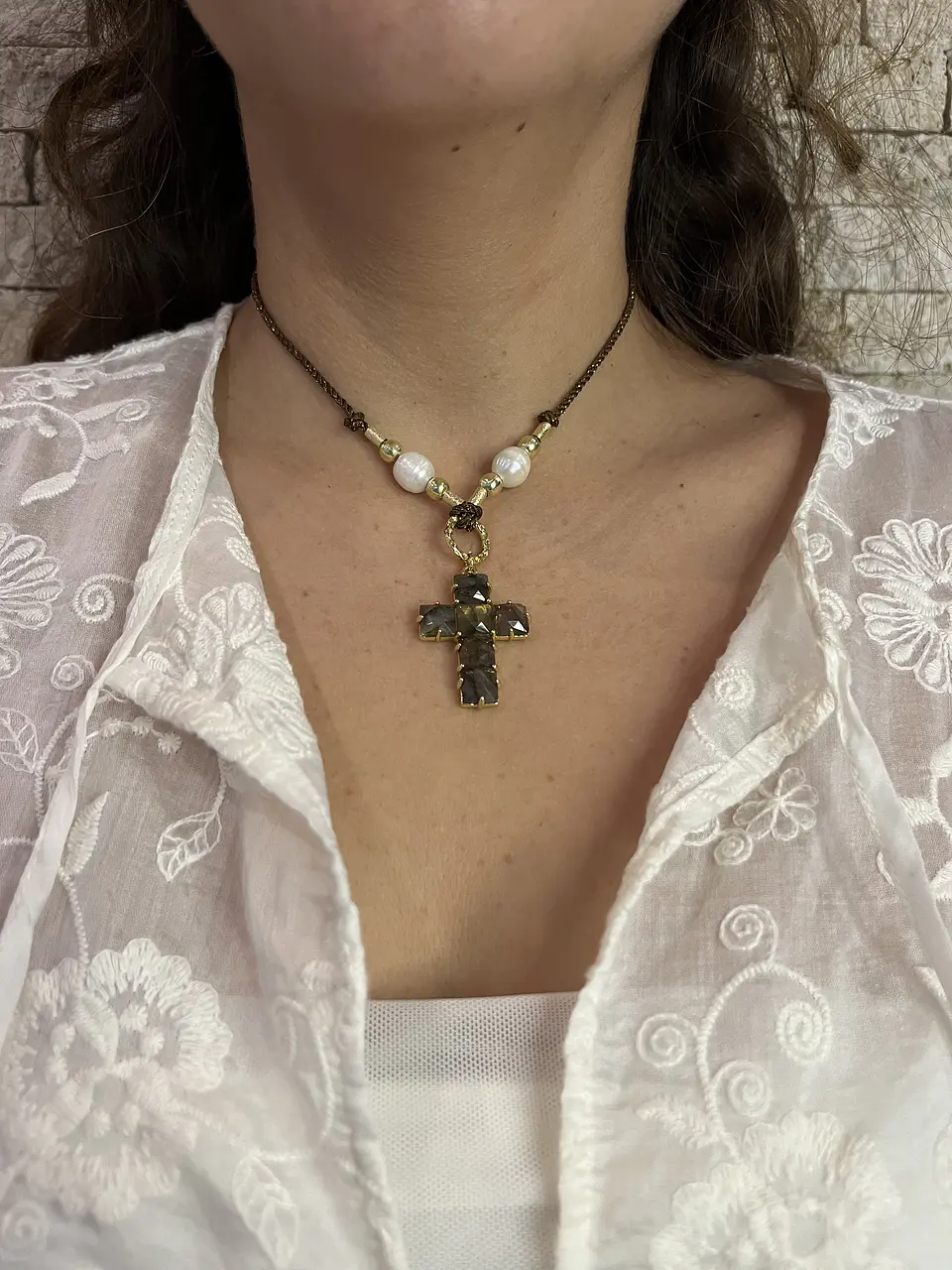 Collar de hilo y cruz de piedra cafe 3