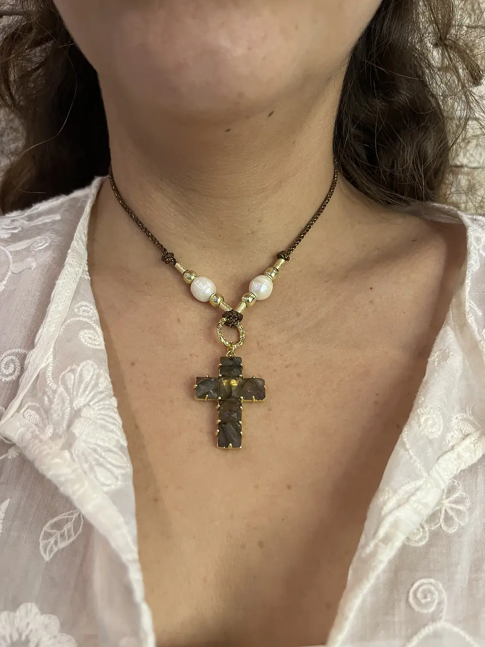 Collar de hilo y cruz de piedra cafe 4