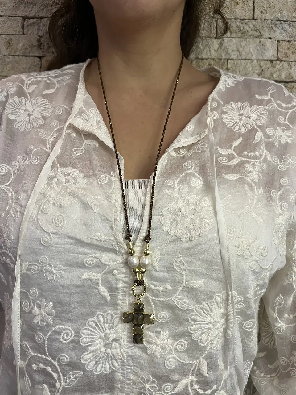 Collar de hilo y cruz de piedra cafe 5