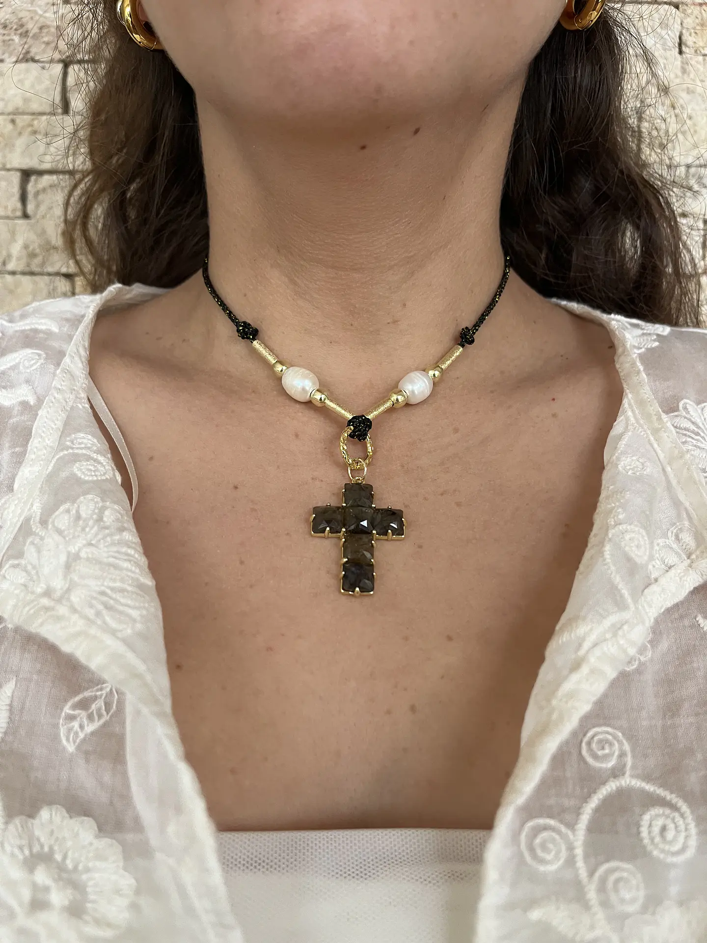 Collar de hilo y cruz de piedra negro 1
