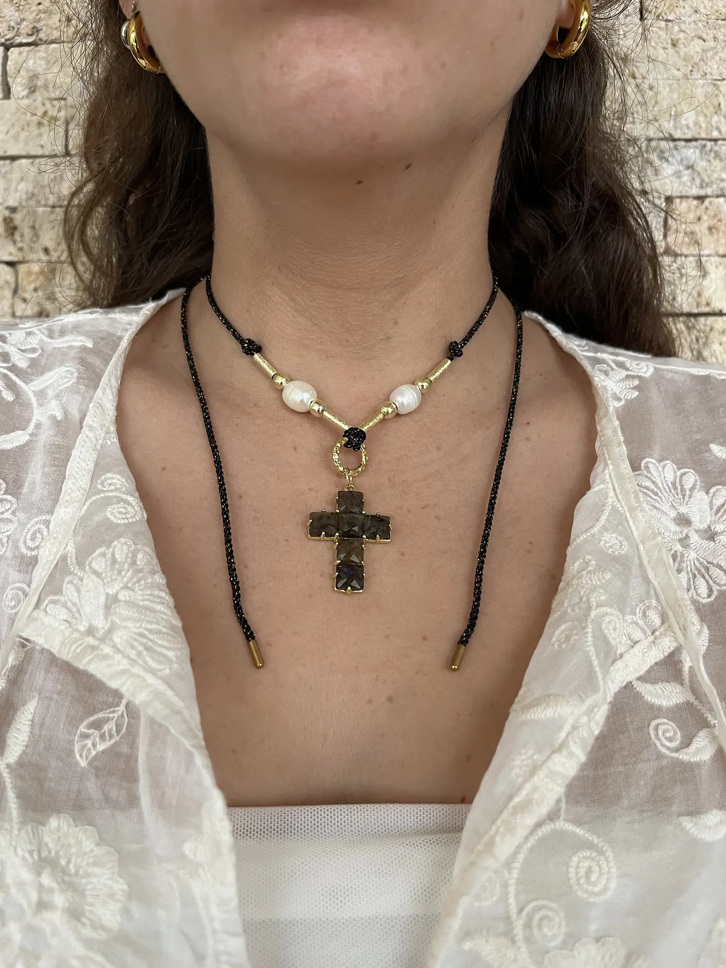 Collar de hilo y cruz de piedra negro 2