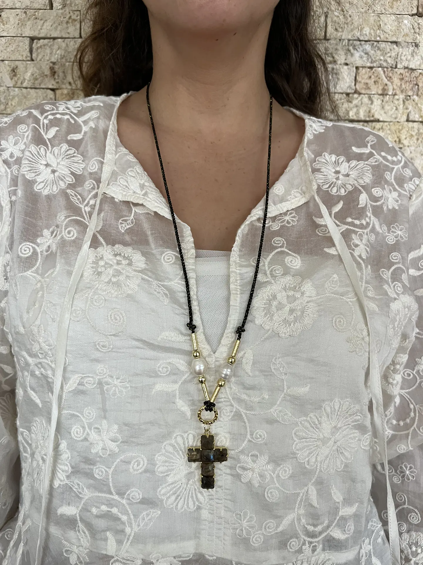 Collar de hilo y cruz de piedra negro 4