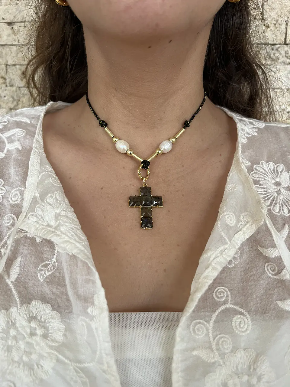Collar de hilo y cruz de piedra negro 5