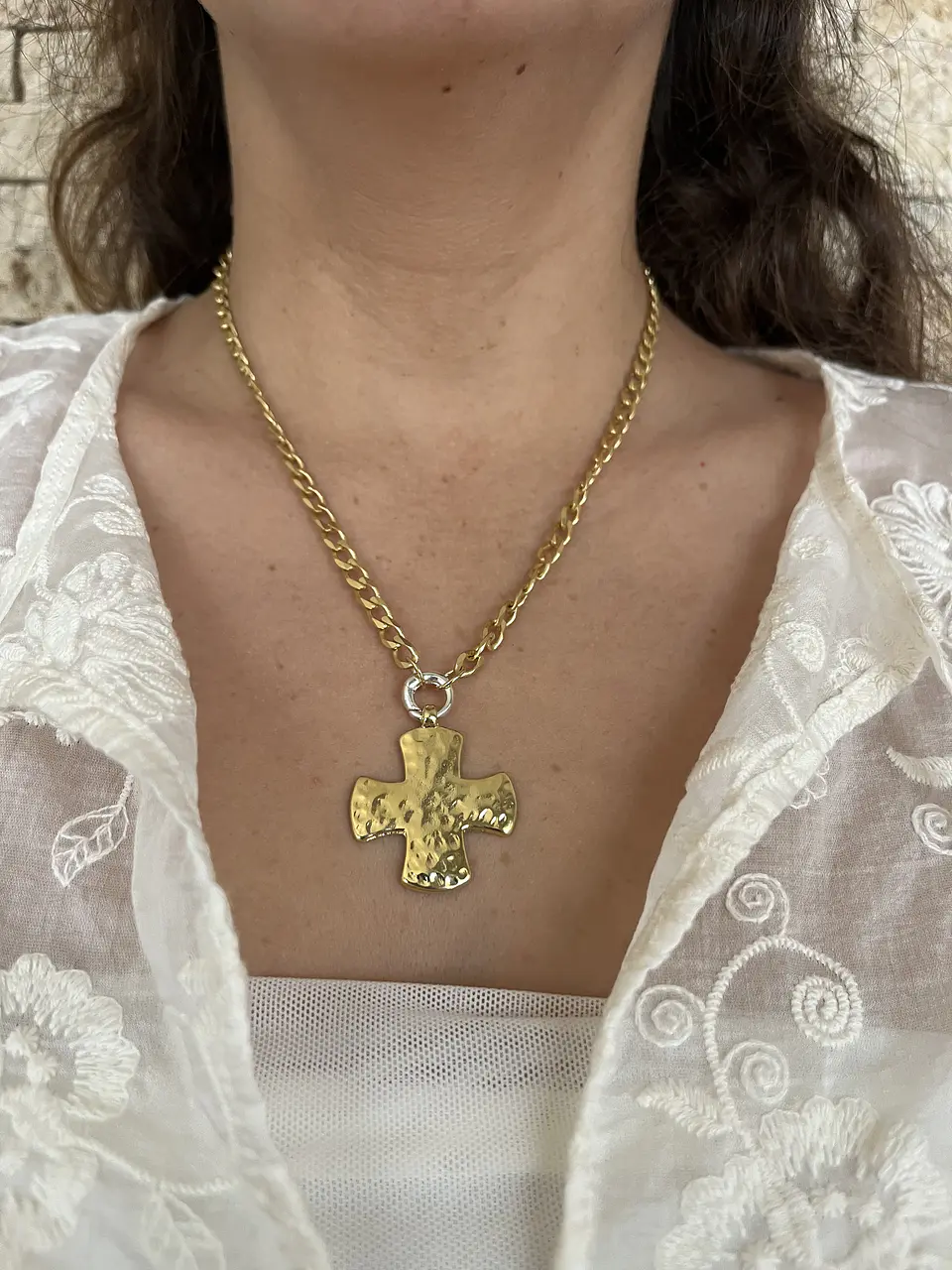 Collar basico cruz martillada 1