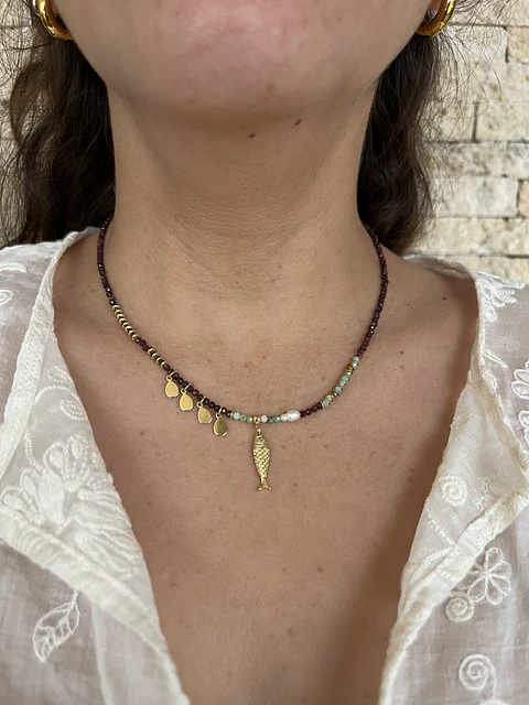 Collar mini piedras y pez burdeo