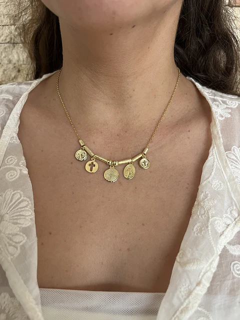 Collar mix de dijes religiosos
