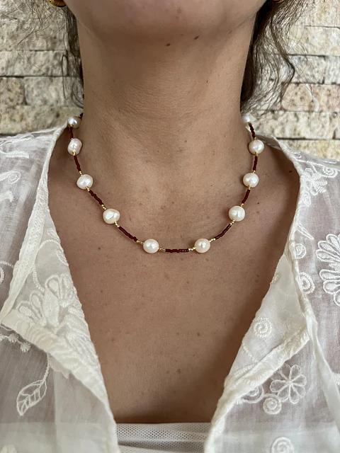 Collar miyuki y perlas burdeo
