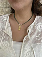 Collar basico de piedra y cruz alargada verde - Miniatura 1