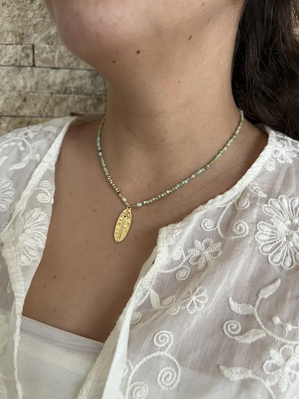 Collar basico de piedra y cruz alargada verde agua 1