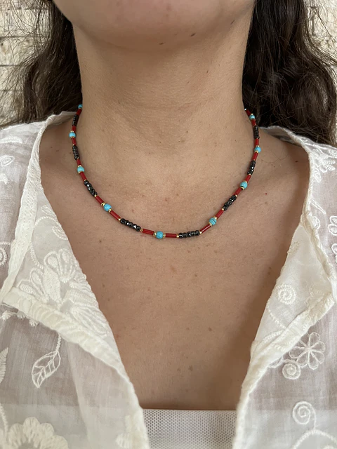 Collar basico piedras rojo