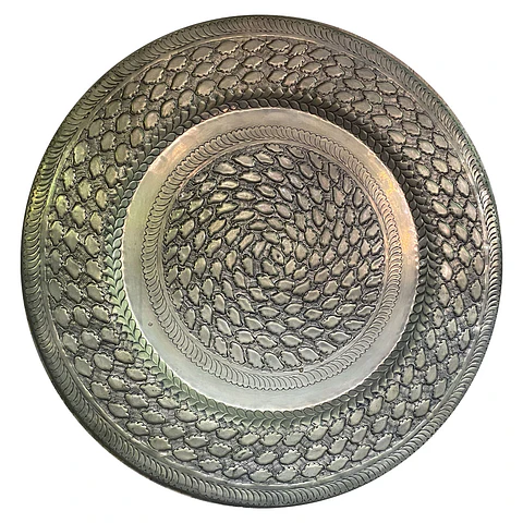 Plato Decorativo "Escudo de Hojas" en Metal Repujado
