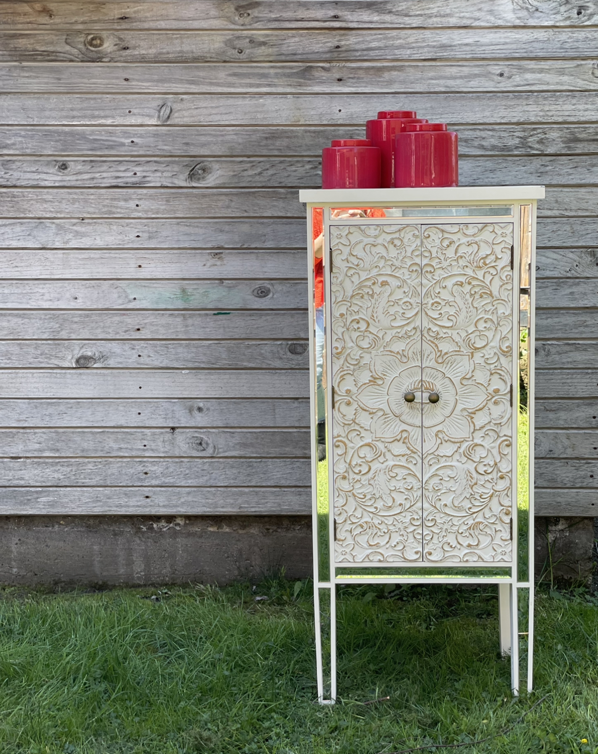 Mueble tallado con puertas