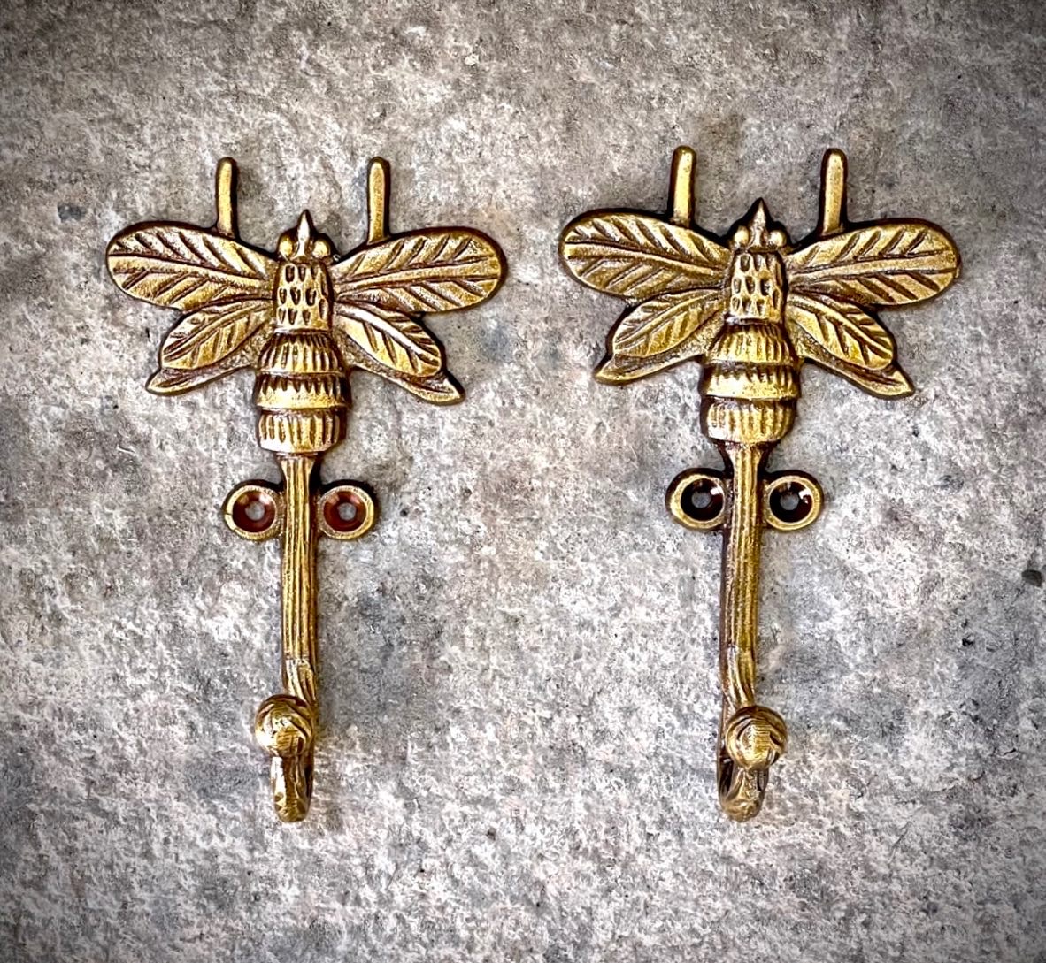 Percha abeja oro envejecido
