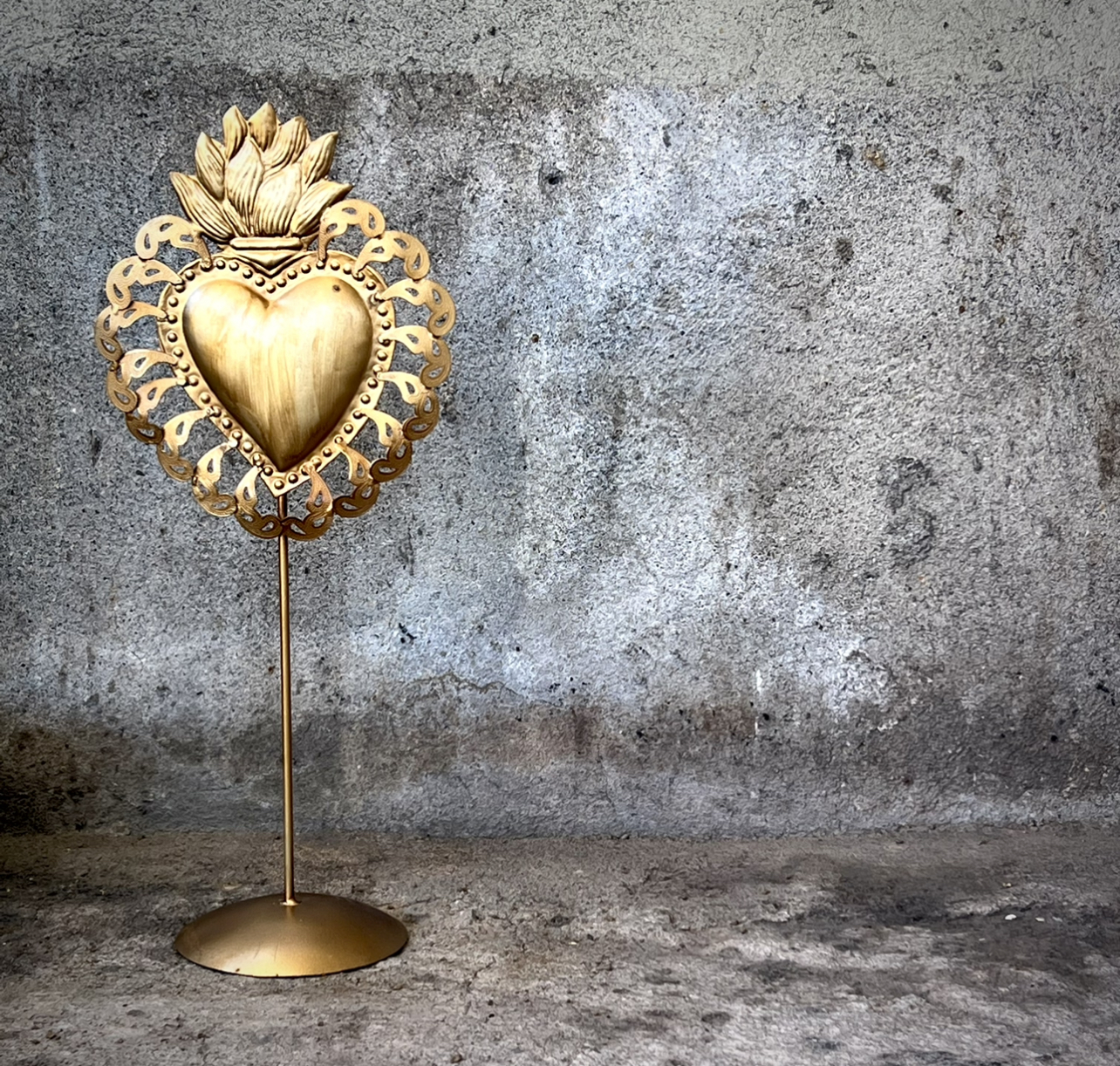 Corazón sagrado con pedestal