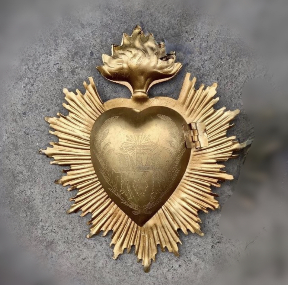 Corazón de cobre grabado