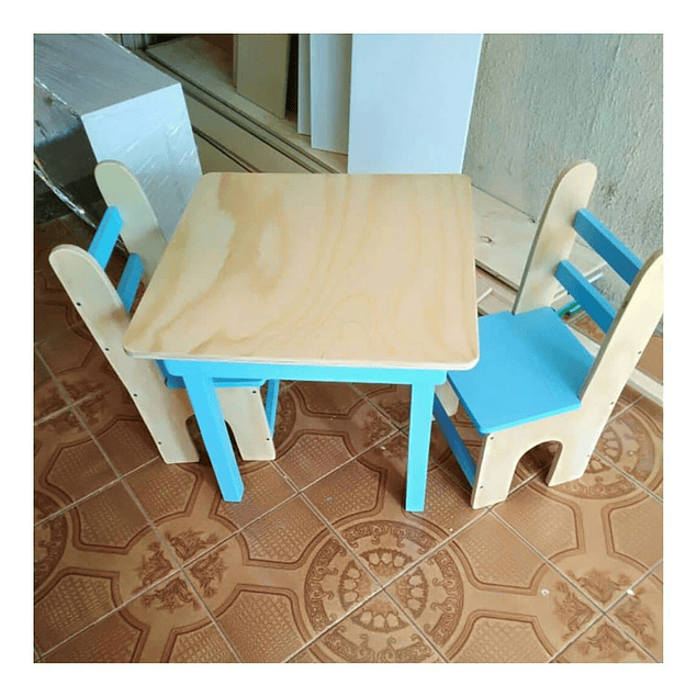Mesa de madera con 2 sillas para niños