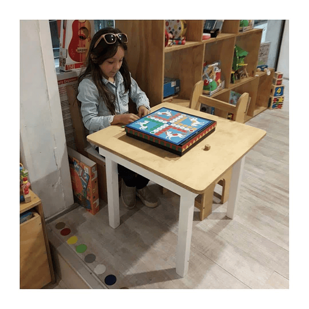 Mesa de madera con 4 sillas para niños