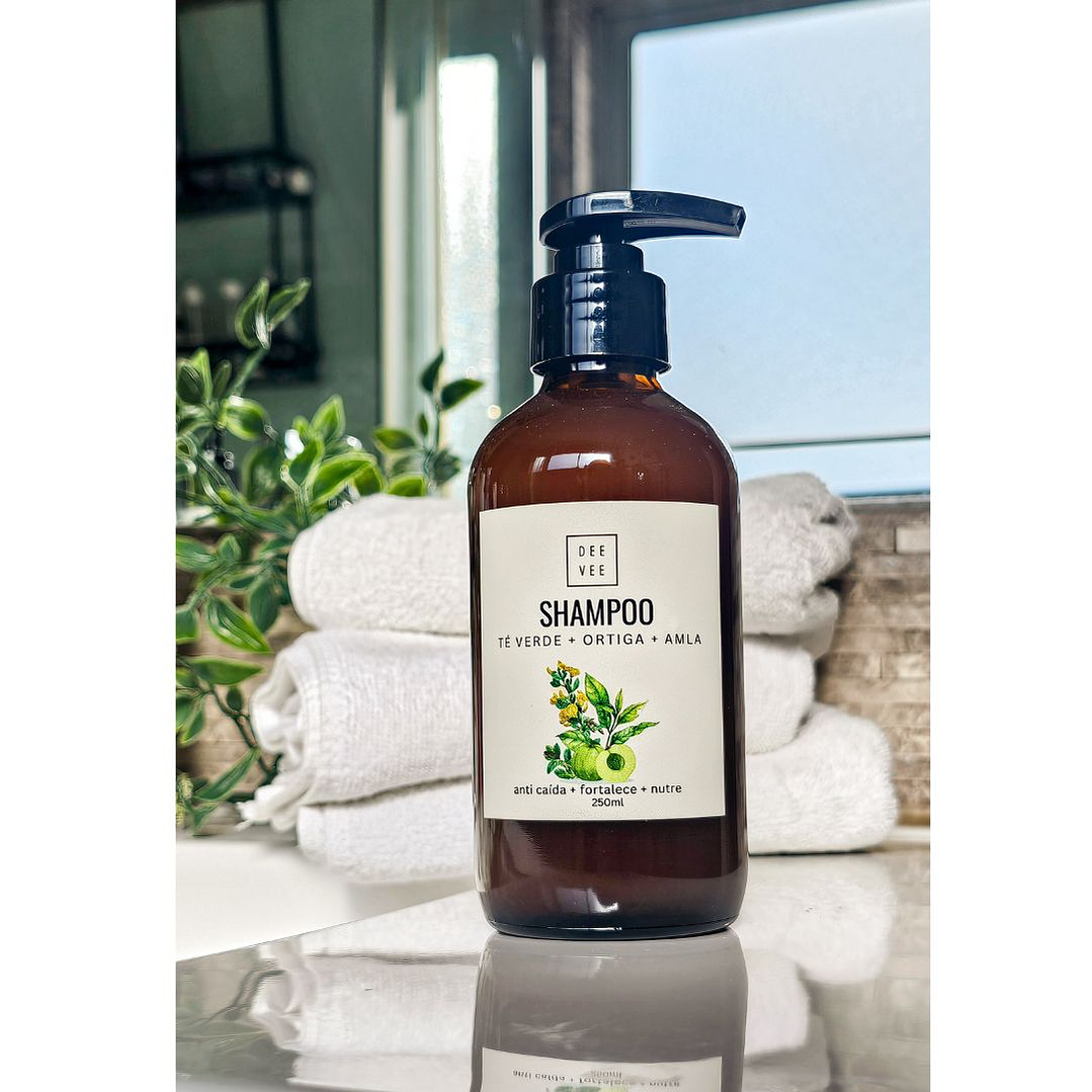 Shampoo Fortalecedor 3x - Té Verde + Ortiga + Amla - 250ml - Envase vidrio. 6
