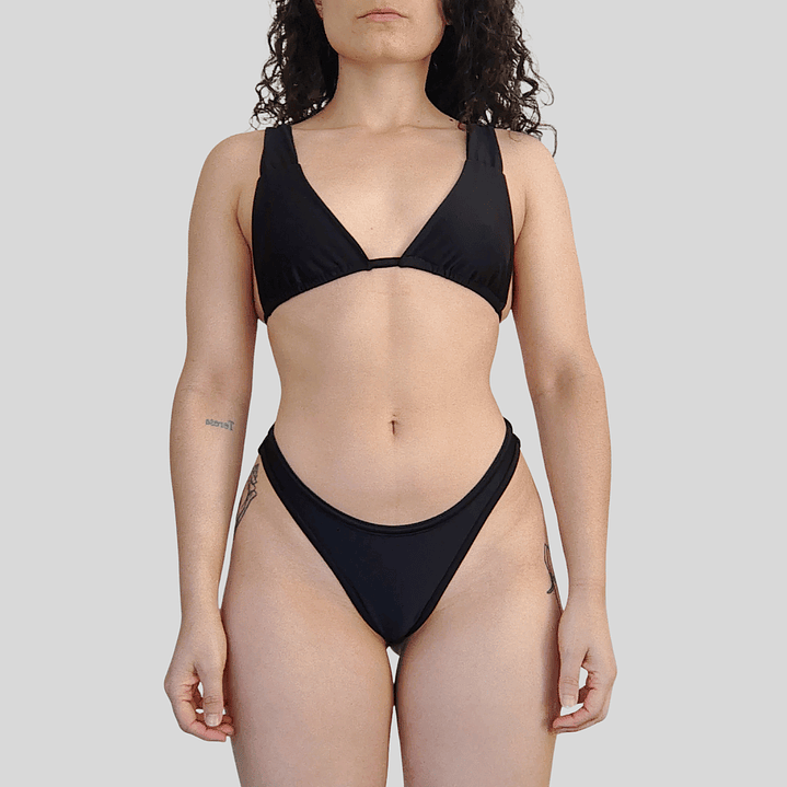 Top Triangulo wide Negro 1
