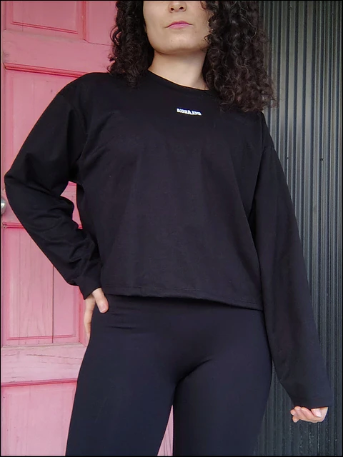 Polera oversize manga larga crop