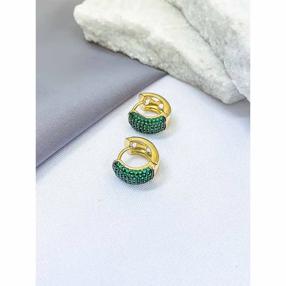 Brinco de Argola Redonda Cravejado com Zircónias Verdes em Semijoia Dourada 2