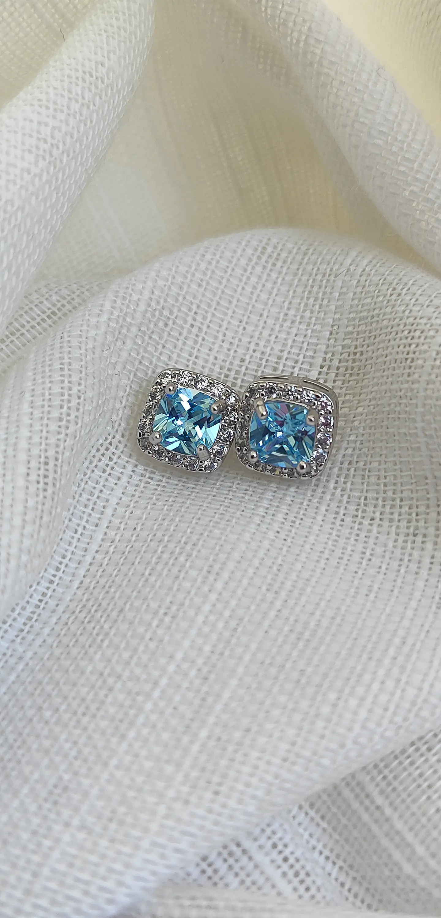 Brincos quadrados com pedras aquamarine cravejadas, banhados a ródio 1