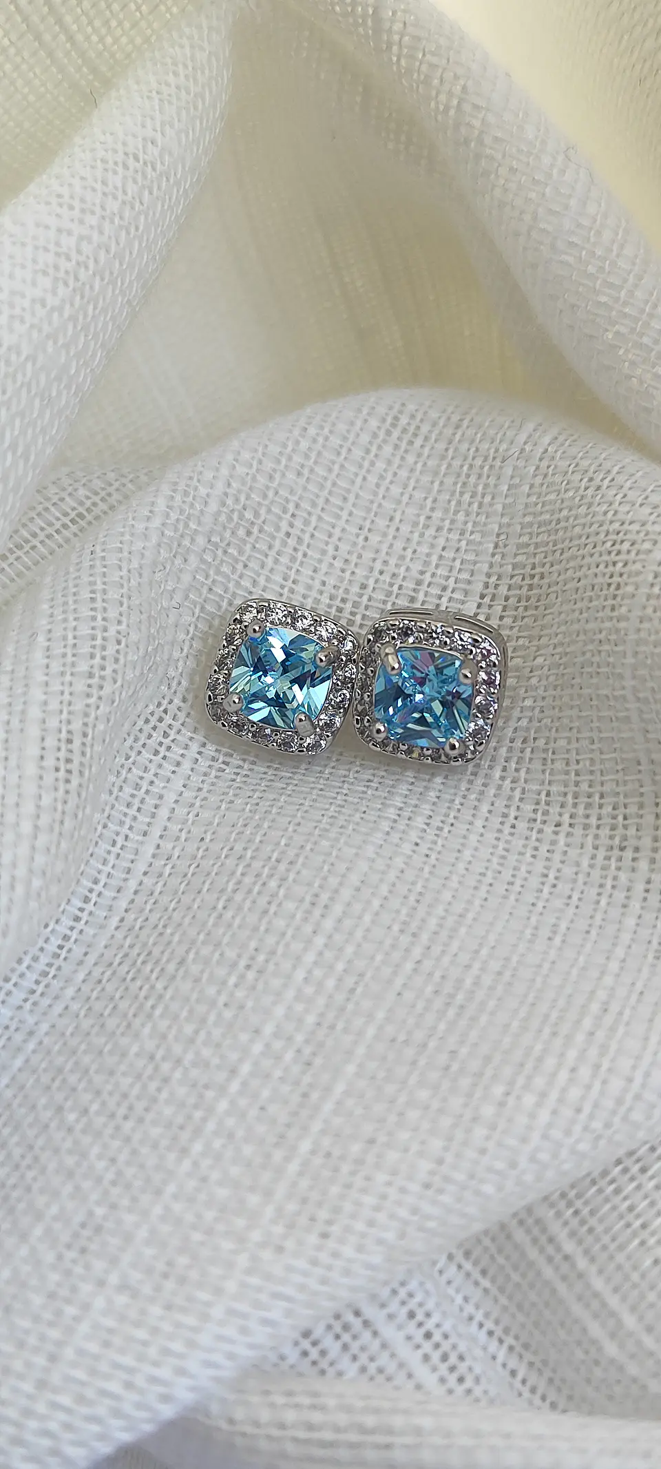 Brincos quadrados com pedras aquamarine cravejadas, banhados a ródio 1