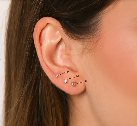 Brinco Mini "M" 0.4cm com Zircônia banhado a ouro 18K