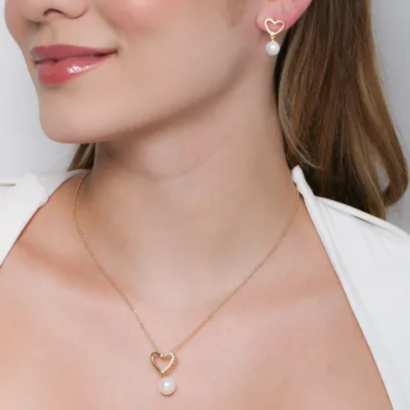 Colar Coração uma Lateral Cravejada e Pérola 40cm banhado a ouro 18K 1