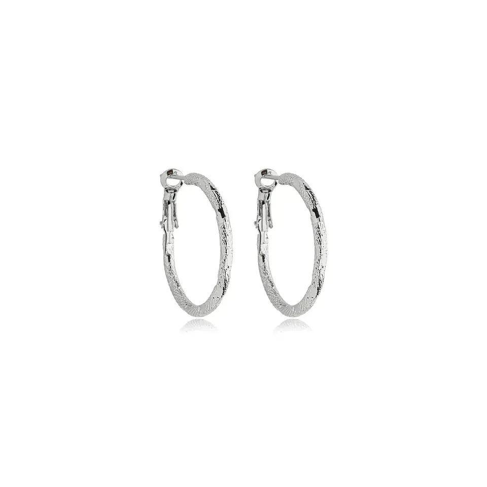 Brinco Argola Texturizada com Detalhe Liso Ródio Branco 2