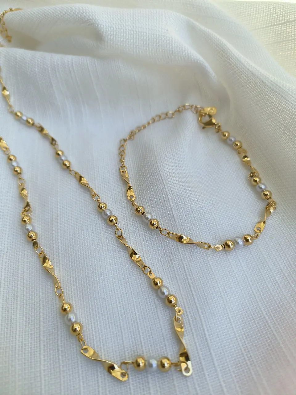 Colar de pérolas e bolinhas douradas 35 cm - Banhado a ouro 1