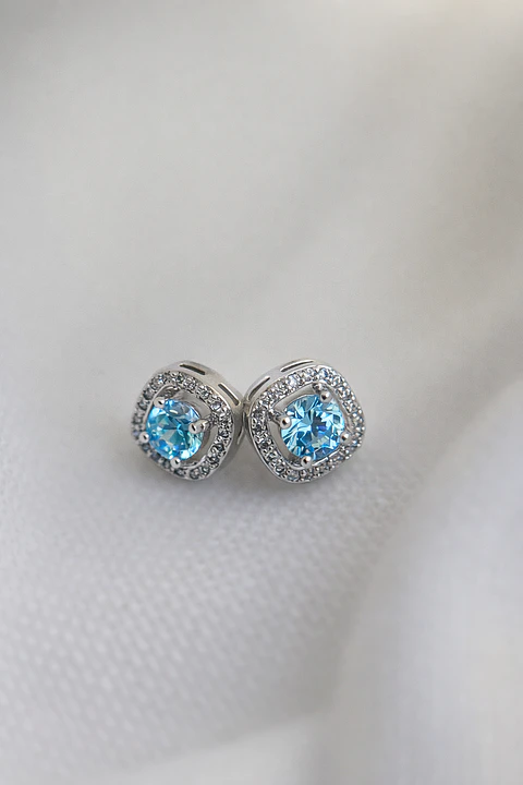 Brinco arredondado vazado aquamarine cravejado com zircónia Ródio Branco