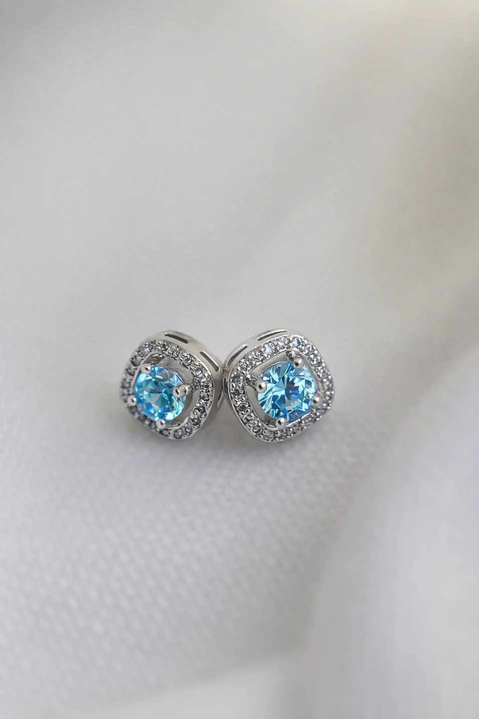 Brincos arredondados vazado aquamarine cravejado com zircónia Ródio Branco 1