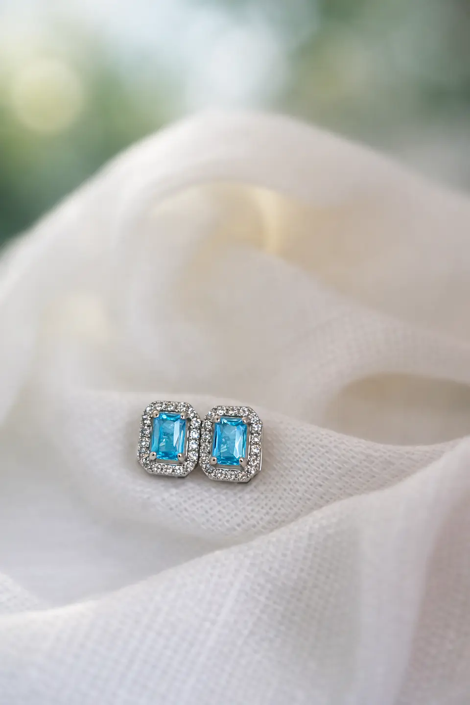 Brincos retangulares aquamarine cravejadas com zircónia Ródio Branco 1