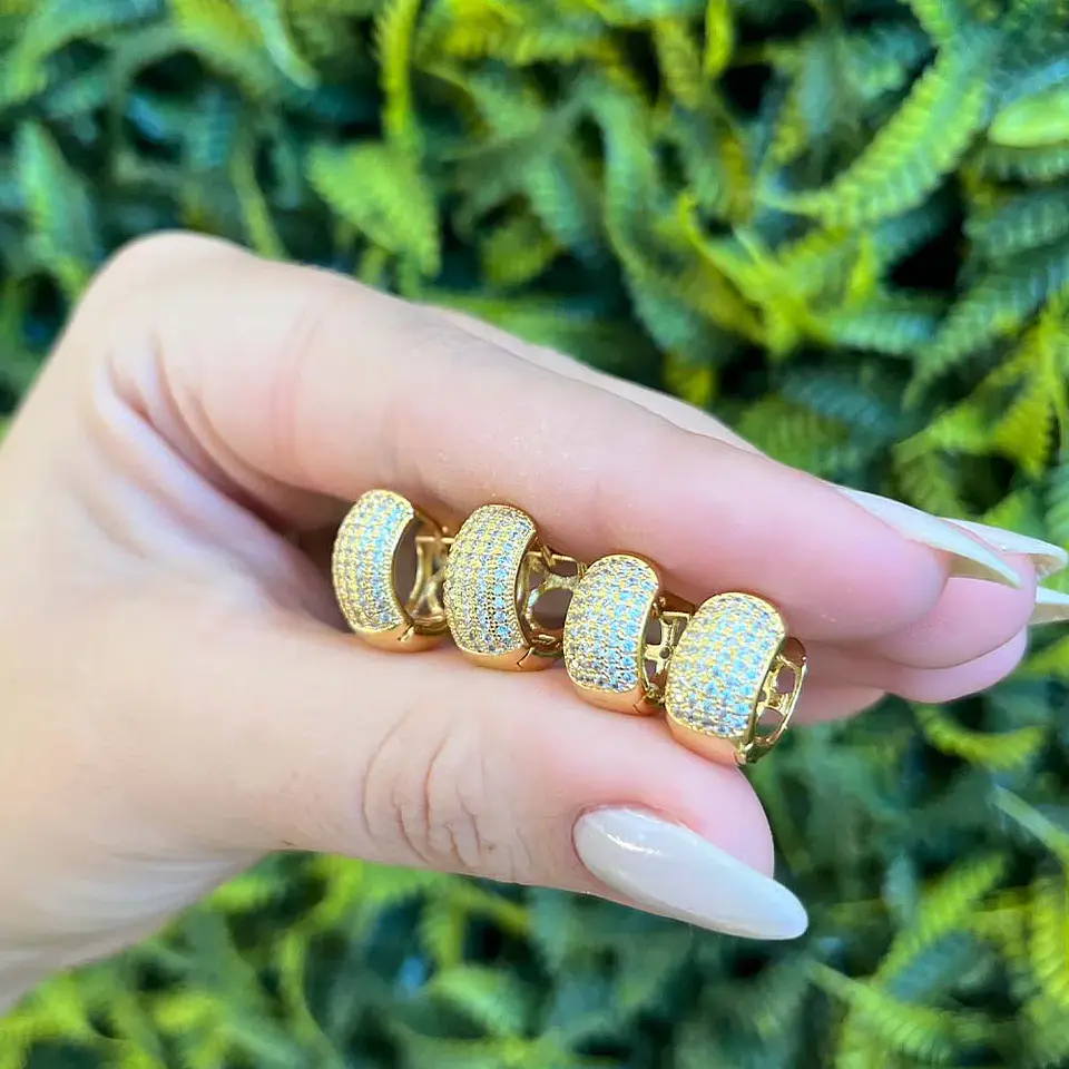 Brincos de argola pequena com seis fileiras de micro zircónias Banhado a ouro 2