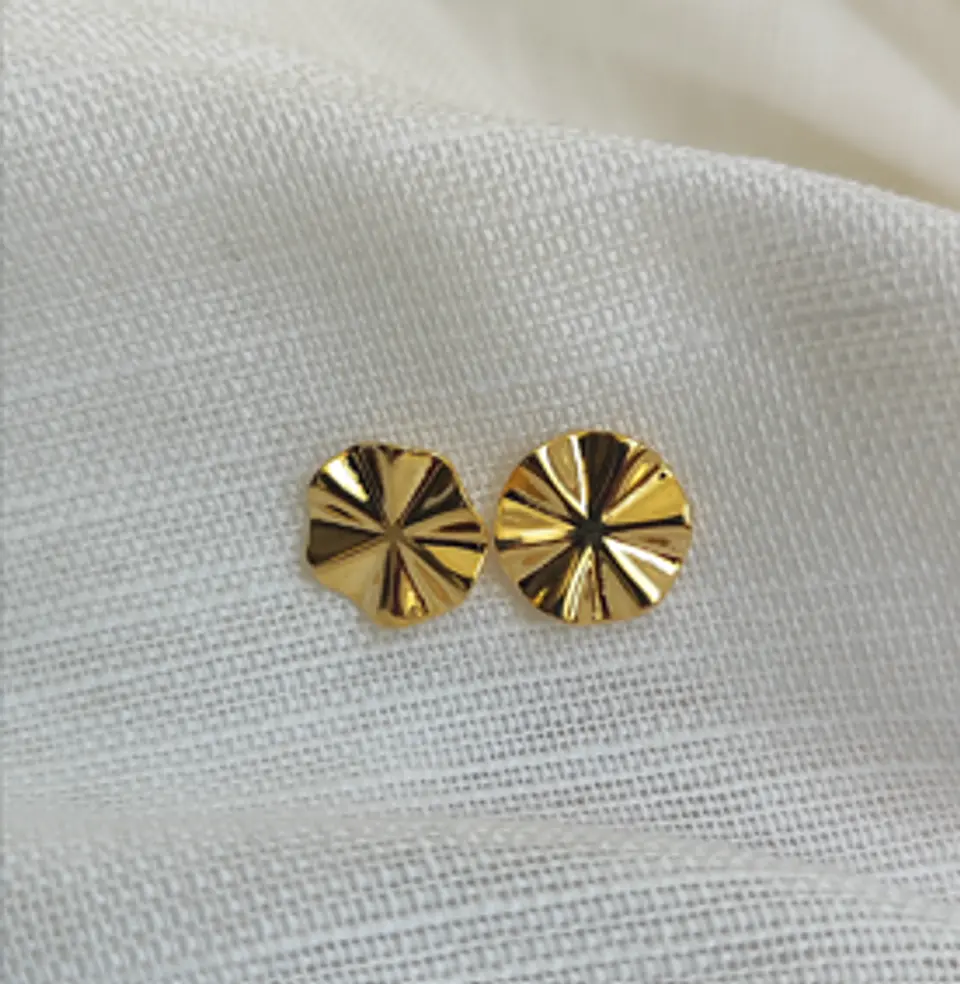 Brincos com detalhe ondulado Liso Banhados a Ouro 1