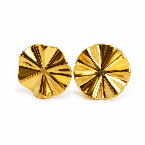Brincos com detalhe ondulado Liso Banhados a Ouro