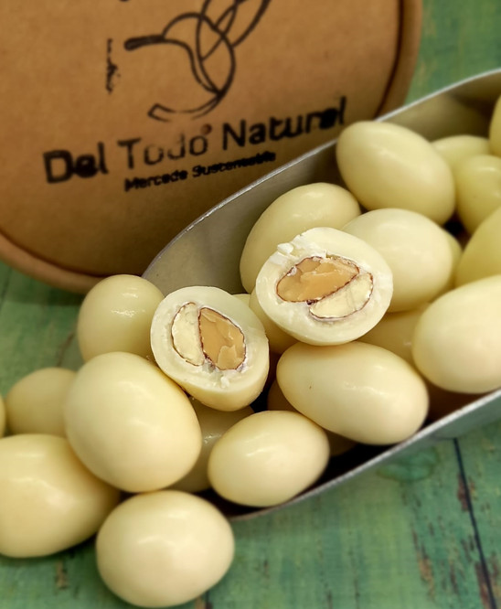Almendra bañada en Chocolate Blanco