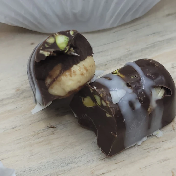 Bombón de Cajú y Pistacho Chocolate Semi Amargo 12 unidades 3