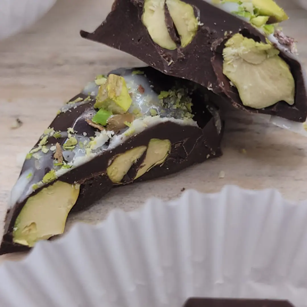 Bombón Corazón de Pistacho Chocolate Dark 8 unidades 2
