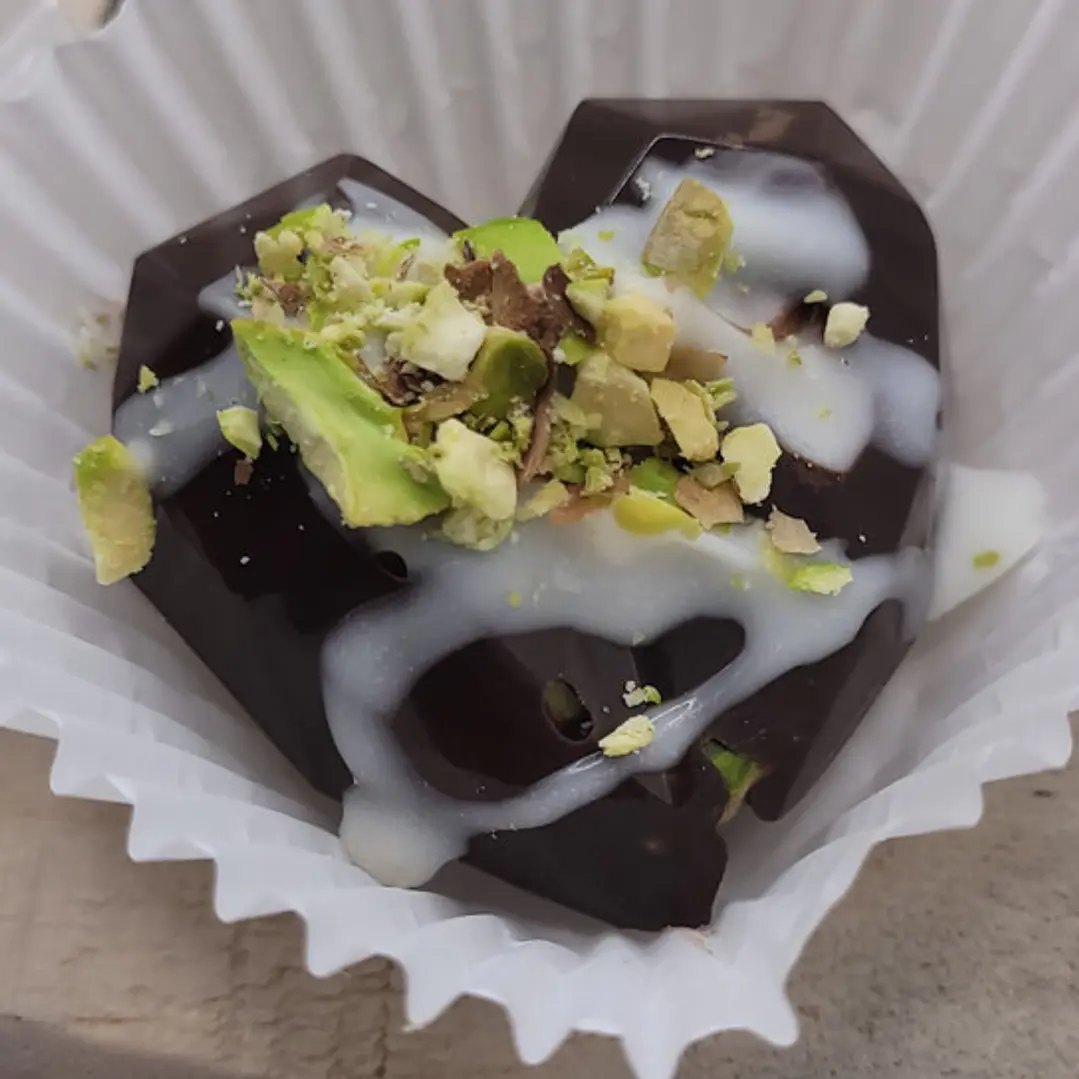 Bombón Corazón de Pistacho Chocolate Dark 8 unidades 3