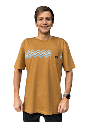 POLERA MANGA CORTA HOMBRE KHAKI WAVES PLAIN POCKET